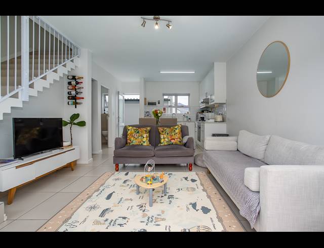 2 BEDROOM TOWNHOUSE RENTED IN HONEYDEW COUNTRY ESTATE